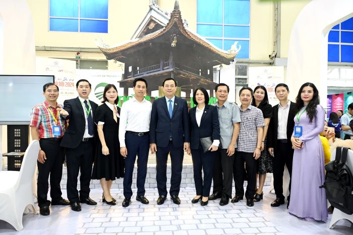 Cục trưởng Cục Du lịch quốc gia Việt Nam Nguyễn Trùng Khánh tham quan và chụp ảnh lưu niệm tại gian hàng